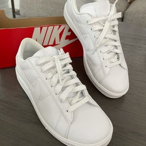 Nike Women’s Tennis Classic size 10